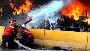 Tragedie în Venezuela: Cel puţin 14 oameni au murit după explozia unui camion-cisternă la periferia capitalei - FOTO