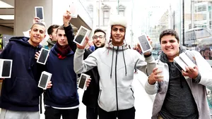 Cât de departe merge obsesia pentru iPhone 7 şi 7 Plus: Oamenii sunt plătiţi cu câteva mii de dolari pentru a sta la rând în faţa magazinelor Apple - FOTO, VIDEO