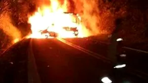 TRAGEDIE în Mexic - Un autocar s-a ciocnit cu un autoturism şi a luat foc, pe autostradă: 22 de morţi 