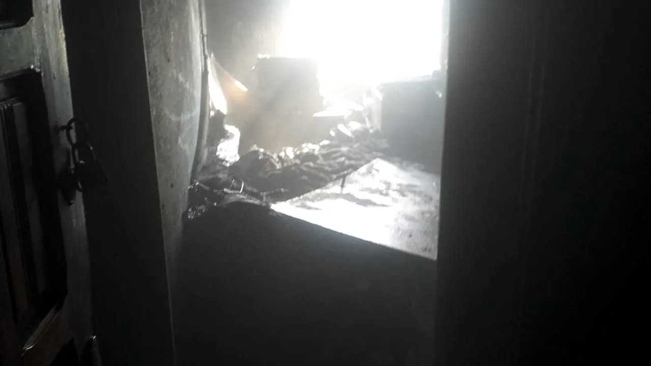 Bărbat de 62 de ani, rănit într-un incendiu produs într-un bloc din Vaslui. 20 de persoane, evacuate- FOTO