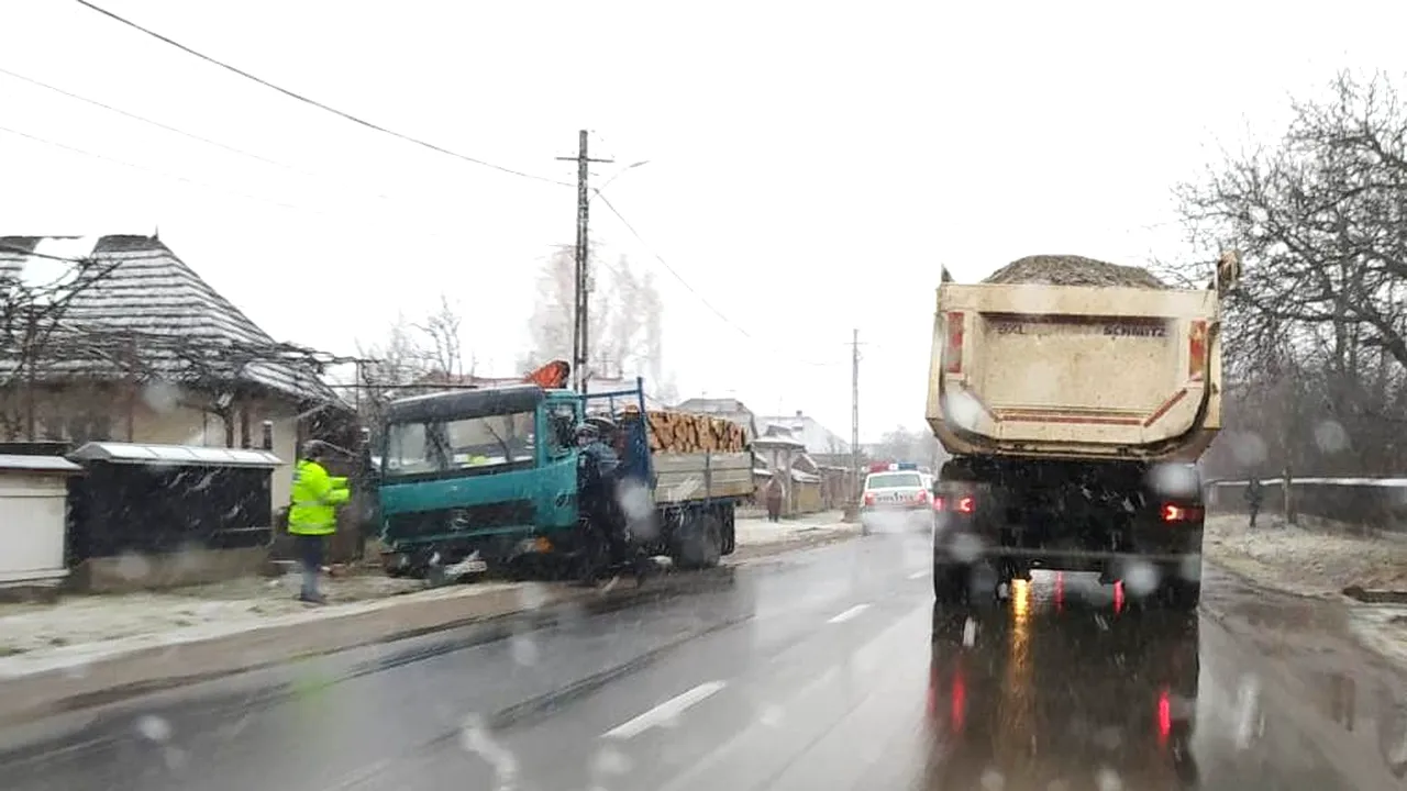 FOTO. Elevi implicaţi într-un accident fatal în Neamţ. Un minor a murit şi alţi doi au fost răniţi, loviţi de o autoutilitară