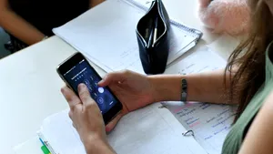 Elevii nu mai au voie cu telefoanele mobile în școlile primare. Țara care a aprobat legea