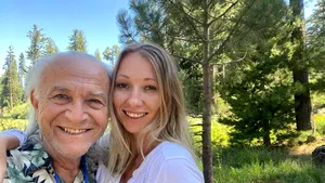 Poveste de iubire fără vârstă. O tânără de 28 de ani iubeşte un fotograf de 76 de ani 