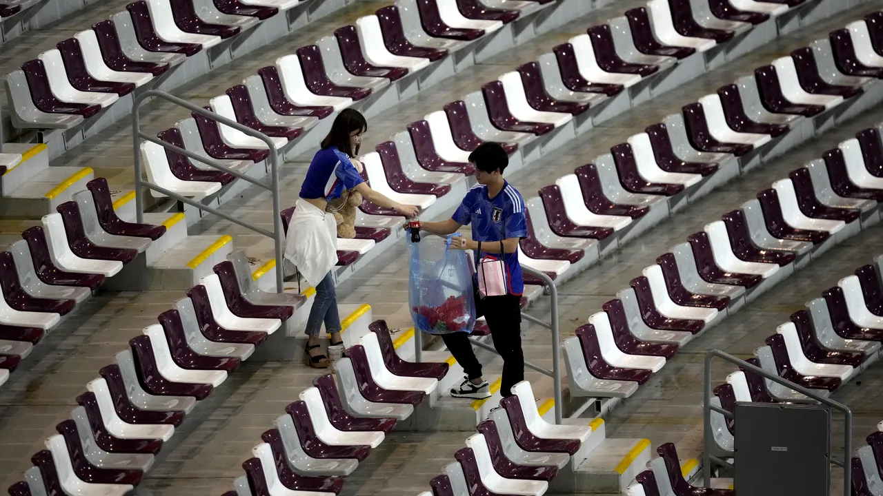 Suporterii japonezi nu se dezmint: au făcut curat şi pe stadionul din Doha