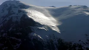 Doi turişti, blocaţi de duminică la cabana Vârful Omu din cauza viscolului