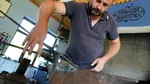 FOCUS: Bate fierul până-i cald. Povestea unuia dintre puținii fierari ai Sibiului