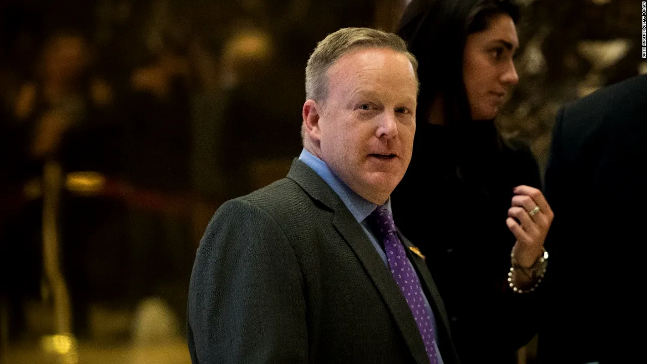 VIDEO Sean Spicer, purtătorul de cuvânt al Casei Albe, APOSTROFAT de o femeie care l-a acuzat că ar lucra pentru un 