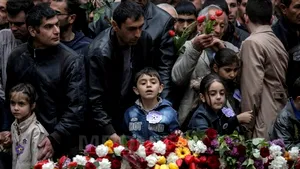 Genocidul armean, comemorat la Bucureşti. Participanţii au creat o cruce din sute de lumânări