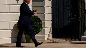 „Îl am ca adversar pe cel mai slab candidat din istoria prezidenţială”. Donald Trump sugerează că va părăsi SUA dacă pierde alegerile