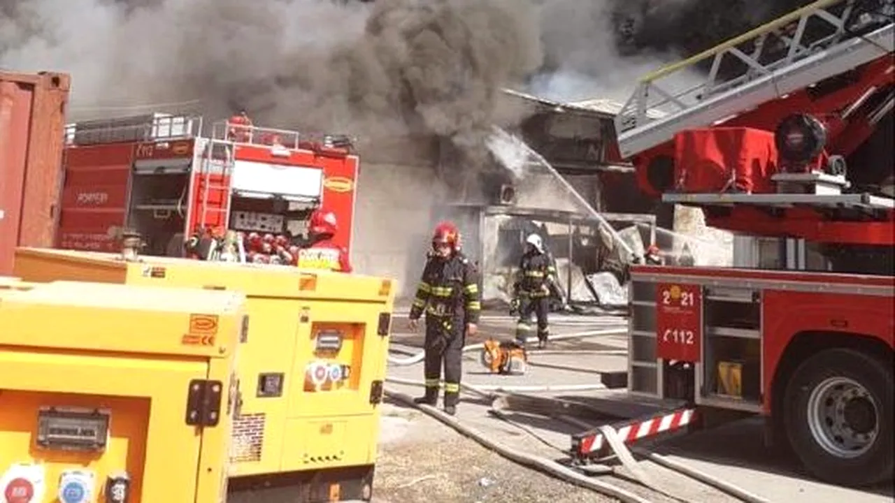 Incendiu de proporţii într-o hală din Timişoara. La faţa locului se află zeci de pompieri
