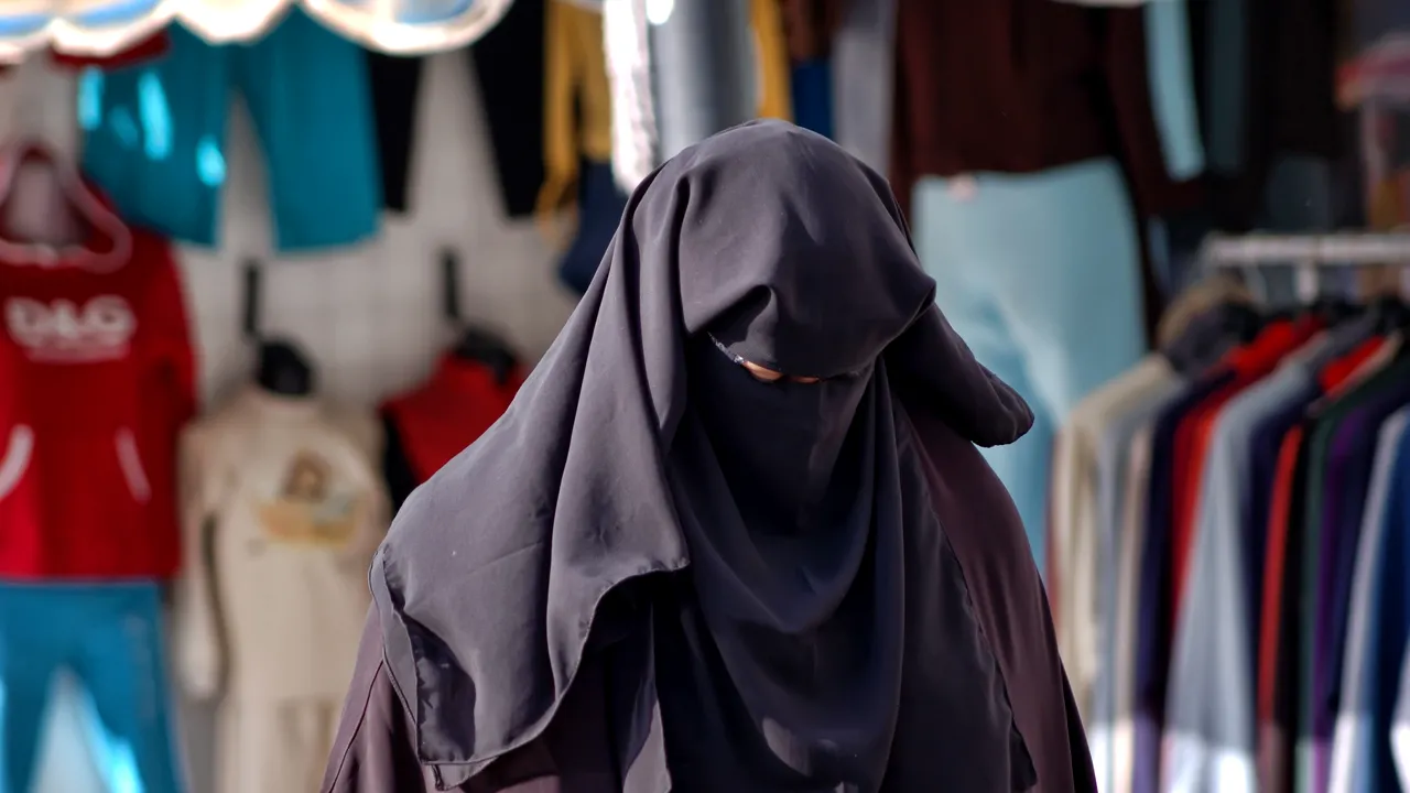Măsură radicală: O ţară din nordul Africii a interzis definitiv intrarea în instituţiile publice cu vălul islamic integral