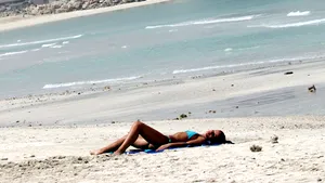 Zeci de turişti reţinuţi în Dubai pentru că au făcut plajă dezbrăcaţi