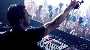 O româncă i-a furat inima unuia dintre cei mai buni DJ din lume. A cerut-o în căsătorie de Revelion