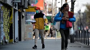 Pe stradă poţi să bei cafeaua cum vrei tu, dar când intri în cafenea să ţi-o cumperi, poartă masca