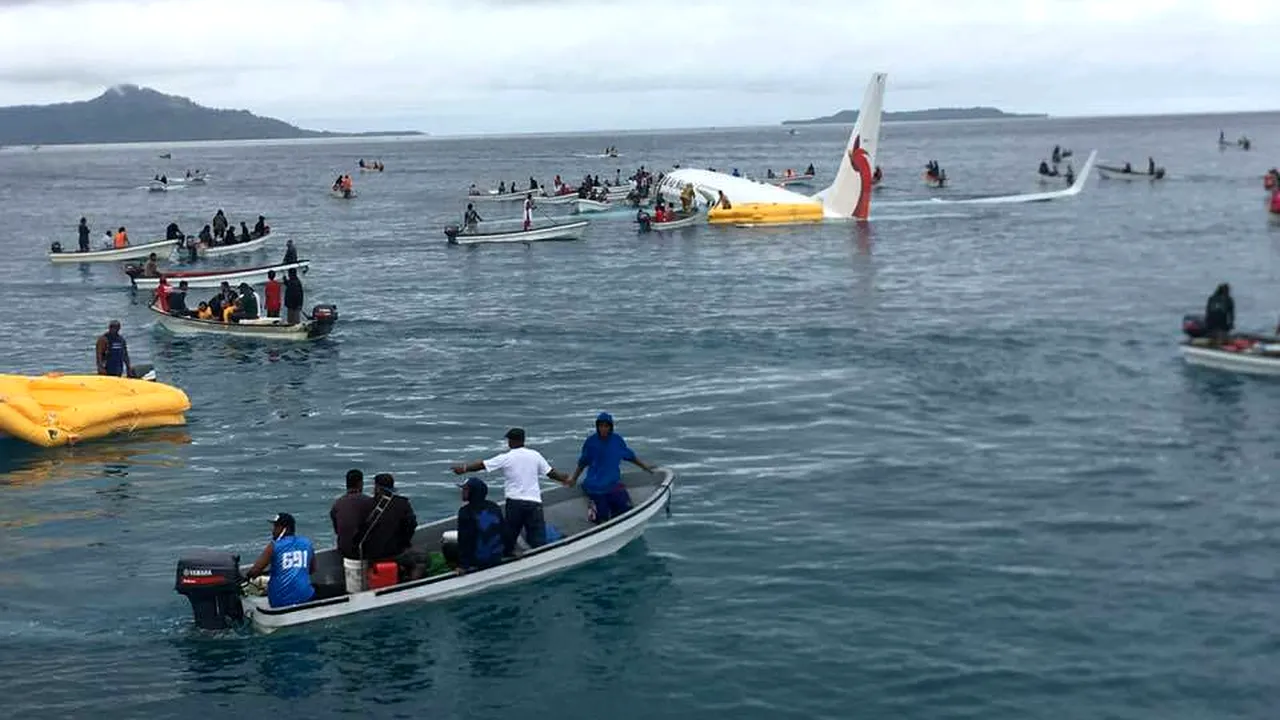 AVION prăbuşit în Oceanul Pacific. Cum s-a reuşit să fie salvaţi toţi pasagerii