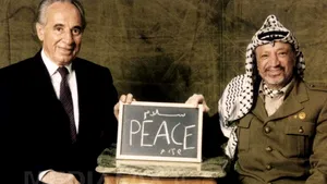 Shimon Peres nu crede ipoteza otrăvirii lui Yasser Arafat: Ar fi fost mult mai uşor să fie asasinat cu un glonţ