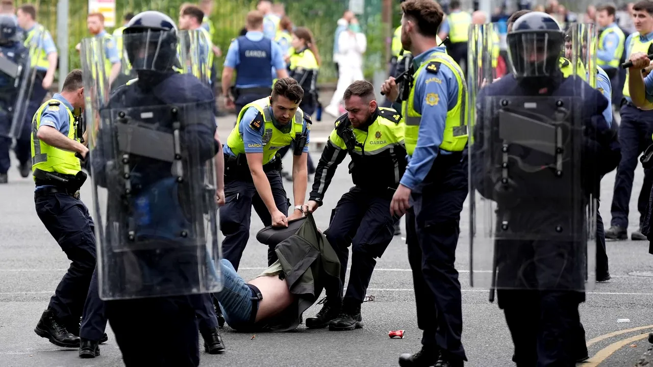 Protest violent la Dublin. Protestatarii i-au atacat pe poliţişti şi au provocat incendii