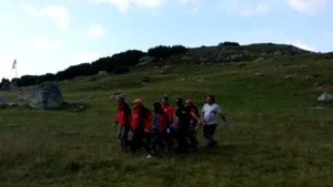 Cioban în stare gravă după ce a fost sfâşiat de un urs în Munţii Retezat. El a fost transportat cu un elicopter SMURD la un spital din Târgu Mureş - FOTO
