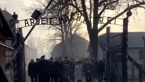 Reacţia supravieţuitorilor de la Auschwitz, întorşi la poarta lagărului după 75 de ani de la eliberare. VIDEO