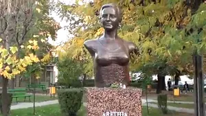 De ce va fi înlocuit bustul Arethiei Tătărăscu de la Târgu Jiu  - VIDEO
