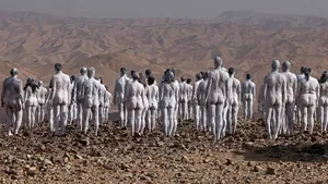 200 de de femei şi bărbaţi s-au dezbrăcat la Marea Moartă pentru un scop nobil