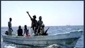 Zeci de marinari indieni, răpiţi de piraţi în largul Africii