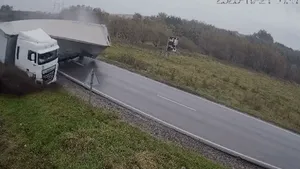 Accident grav în Iași. TIR răsturnat peste un autoturism. Momentul impactului