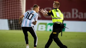 A sărit un gard de 2 metri şi a intrat pe teren să facă poză cu Messi. A ieşit plângând: 