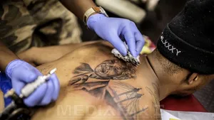 Un senator cere interzicerea în şcoală a expunerii ostentative a tatuajelor şi piercing-urilor