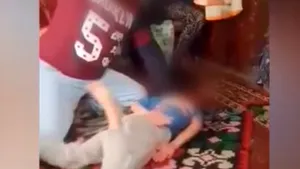 Un nou caz de violenţă în familie: Copil de 7 ani, bătut de tată cu o scândură în timp ce mama asistă pasivă. Agresorul a fost reţinut