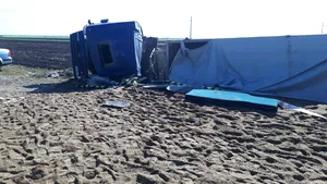 Răsturnare spectaculoasă cu TIR-ul, din care şoferul a scăpat cu viaţă. Au intervenit 3 echipaje de pompieri