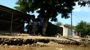 Trei maşini s-au prăbuşit într-o groapă din Capitală (VIDEO)