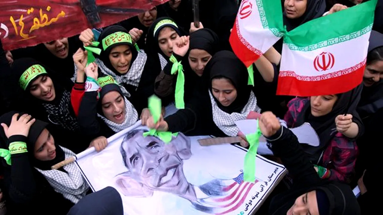 33 de ani de când studenţii islamişti au luat ostatici în Ambasada Statelor Unite din Teheran: Mii de iranieni scandează 