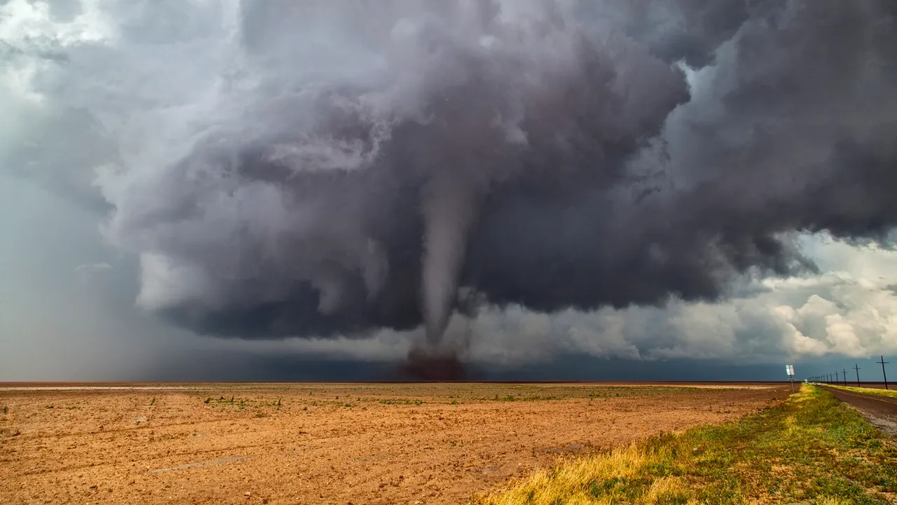 Mai multe tornade s-au produs în apropiere de Chicago. Două aeroporturi au oprit activităţile
