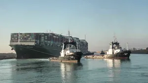 Preţul petrolului scade după reluarea traficului maritim prin Canalul Suez. Atenţia se mută asupra politicii OPEC+