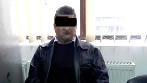 FOTO | Un bărbat a fost prins de poliţişti după ce a scris mesaje erotice şi a urmărit copii la şcoală