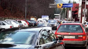 Accident grav pe Valea Prahovei. Sunt implicate 6 persoane, inclusiv 2 copii, după ce două motociclete şi o maşină s-au ciocnit