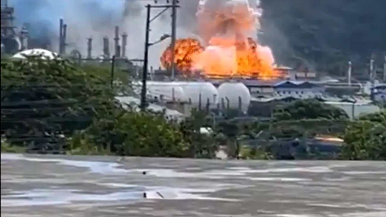 Incendiu la cea mai mare rafinărie din Ecuador. Autoritatile susțin că situația este sub control