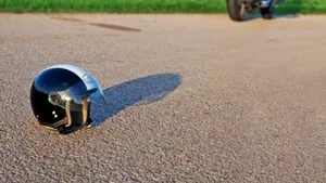 Ce înseamnă dacă vezi o cască moto pe marginea drumului? Semnalul pe care orice șofer și motociclist ar trebui să-l cunoască