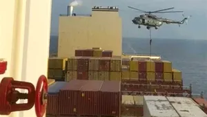 Navă de marfă, în flăcări în Strâmtoarea Ormuz. Echipajul navei cargo thailandeze a fost salvat