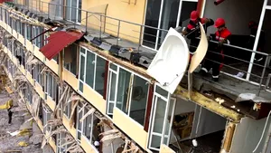 Ministerul Turismului va demola aproximativ 100 de clădiri construite ilegal în staţiunile turistice