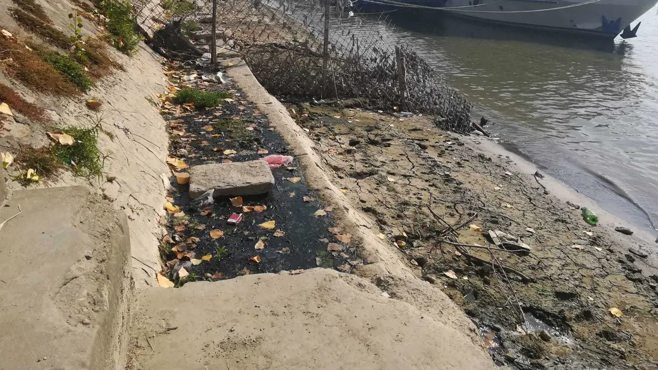 Miros îngrozitor pe Faleza Dunării din Galaţi. În zona de promenadă miroase a hazna