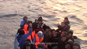 Peste 50 persoane, între care 10 copii, salvate din Marea Egee de poliţiştii de frontieră români