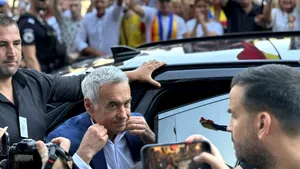 Călin Georgescu și Horațiu Potra au ajuns la ÎCCJ, rechemați în dosarul privind tentativa de lovitură de stat. Zeci de oameni s-au adunat pentru susținerea fostului candidat la alegerile prezidențiale
