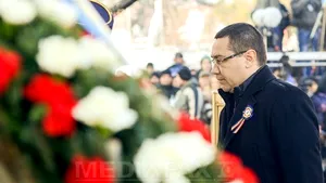 Târgu Jiu: Ponta a aprins luminile de sărbători în prezenţa a 10.000 de oameni. Premierul, aplaudat, dar şi huiduit de câteva persoane
