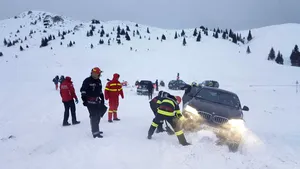 Deszăpezire cu lopata în Dâmboviţa, pentru a scoate o maşină derapată din nămeţi. FOTO şi VIDEO