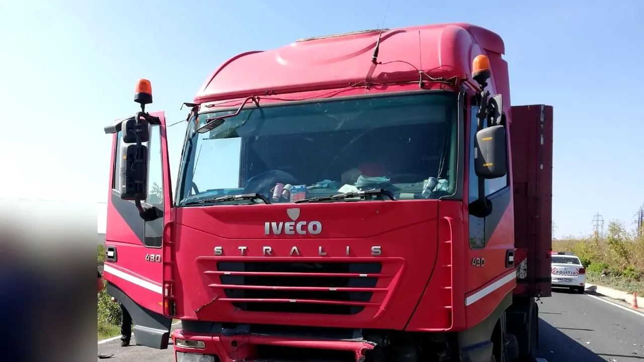 Circulaţie deviată de pe A3 din cauza unui accident: Un TIR s-a răsturnat