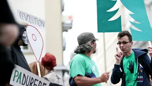 Miting împotriva defrişărilor ilegale, în Capitală. O parte dintre protestatari, ridicaţi de jandarmi