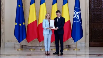 LIFE Nicușor Dan a decorat-o pe Nadia Comăneci: Vreau să vă mulțumesc că sprijiniți România