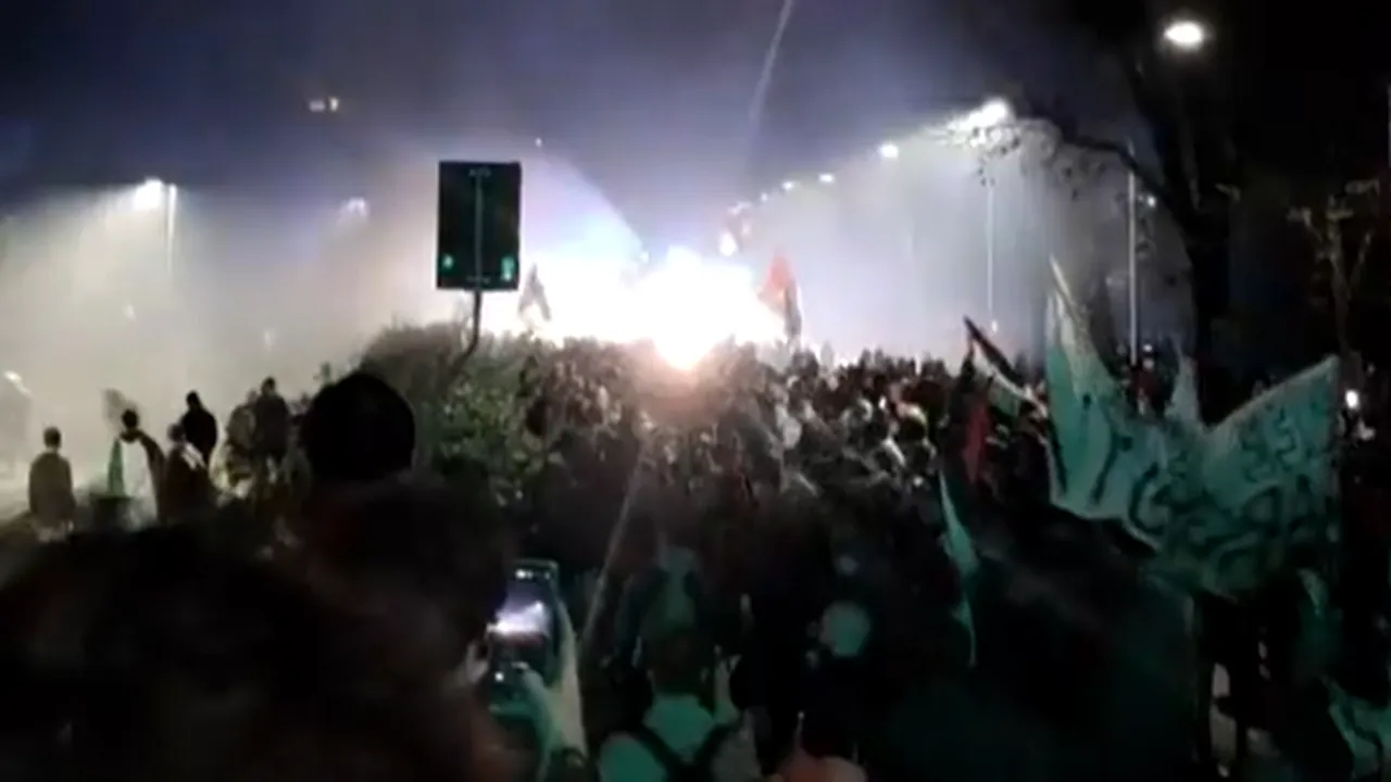 Ciocniri între poliţie şi demonstranţi la Udine. Au fost folosite gaze lacrimogene şi tunuri cu apă